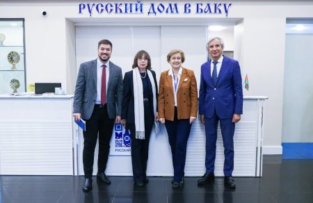 В Русском доме в Баку состоялась встреча руководителя Представительства Россотрудничества в Азербайджанской Республике Ирека Зиннурова с директором Всероссийского музея декоративного искусства Еленой Титовой.