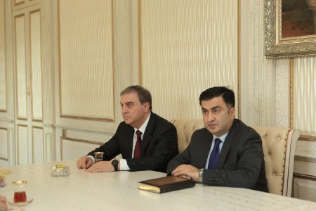 Gəncə şəhər İcra hakimiyyətinin başçısı Niyazi Bayramov şəhid Elvin Mustafayevin atası ilə görüşüb.