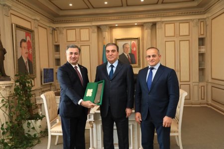 Gəncə şəhər İcra hakimiyyətinin başçısı Niyazi Bayramova Gəncə şəhərinə həsr olunan qalstuk təqdim edilib
