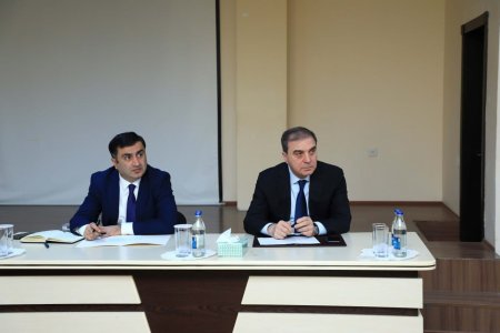 Gəncə şəhər İcra hakimiyyətinin başçısı Niyazi Bayramov sakinlərin müraciətlərini dinləyib