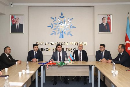 YAP Gəncə təşkilatında bələdiyyə seçkilərində iştirak edən namizədlərə vəsiqələr təqdim olundu