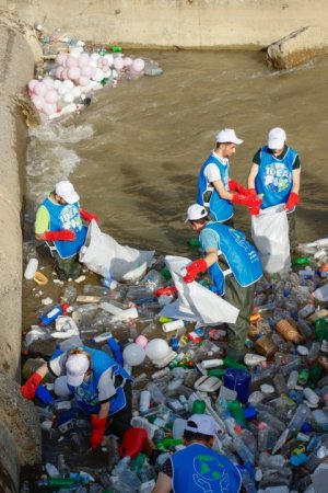 Gəncədə IDEA Könüllülərindən Təmizlik Aksiyası: 500 kq Plastik Tullantı Toplanıb