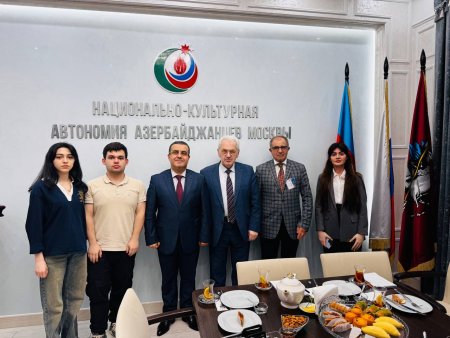Moskvada Azərbaycanlıların Milli-Mədəni Muxtariyyatının ofisində azərbaycandan Olimpiadaya gələn tələbələrlə görüş keçirilib