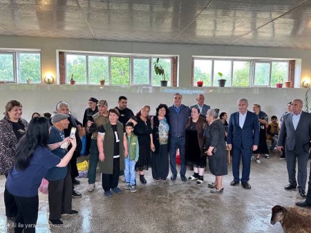 Gəncə şəhər İcra hakimiyyətinin başçısı Niyazi Bayramov Qurban Bayramı münasibətilə "İmamzadə" Dini Kompleksini ziyarət edib